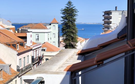 Apartamento T2 Remodelado com Vista Rio em São Vicente, Lisboa | Totalmente Equipado e Prédio Renovado
