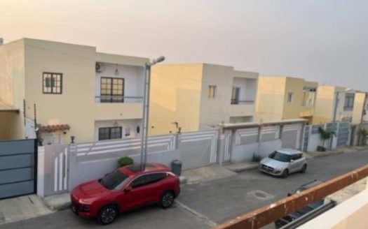 Vivenda V5 Duplex no Condomínio Vila Nostra, Patriota | Piscina | Estacionamento para 3 Carros