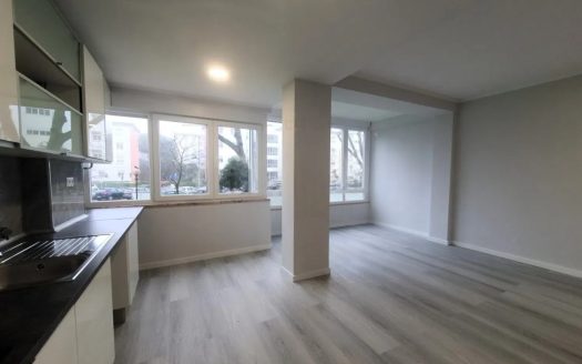 Apartamento T2 Totalmente Remodelado no Centro de Oeiras | Varanda | 2 WC