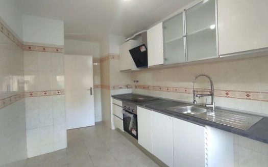 Apartamento T2 Remodelado na Tapada das Mercês | 9º Andar com Elevador | Mem Martins