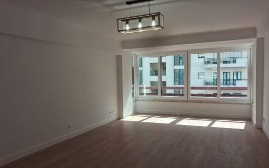 Apartamento T3 Remodelado na Estrada da Luz | Varanda | Garagem e Arrecadação | Excelente Localização