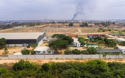 Complexo Industrial e Logístico com 30.000 m² na ZEE de Angola | Armazéns e Potencial de Expansão