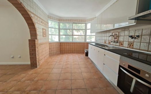 Apartamento T2 Transformado em T3 na Tapada das Mercês | Varandas, Elevador e Arrecadação