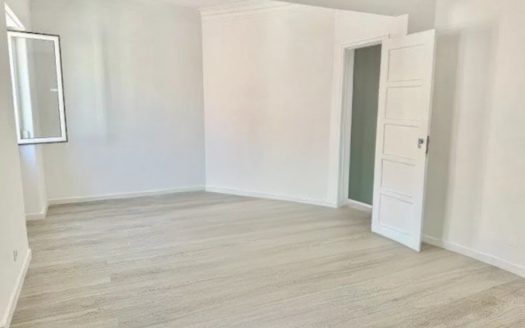 Apartamento T2 Remodelado com Vista Rio em São Vicente | Graça – Lisboa