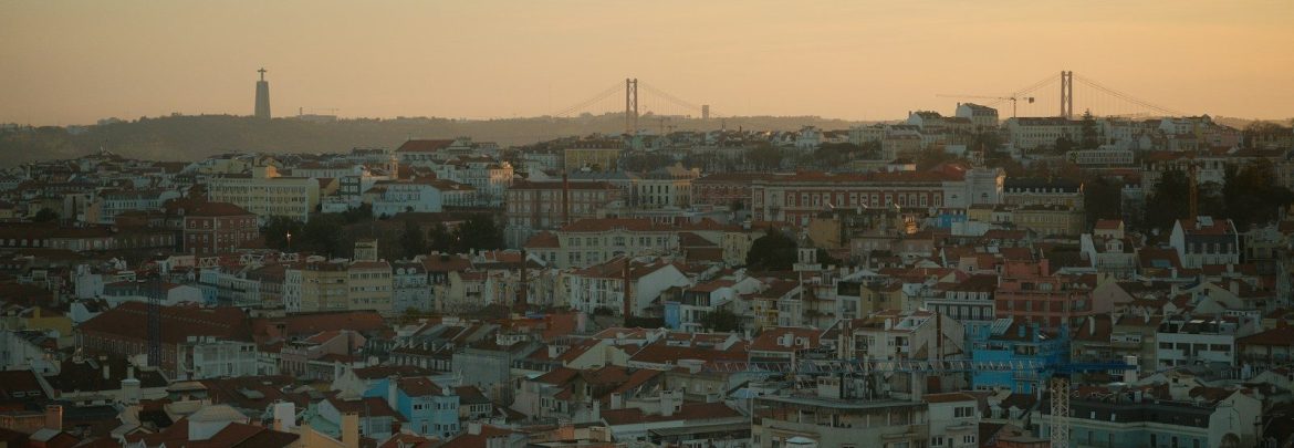 Vista urbana e ponte ao pôr do sol, imagem ilustrativa do investimento internacional