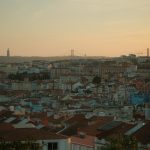 Vista urbana e ponte ao pôr do sol, imagem ilustrativa do investimento internacional