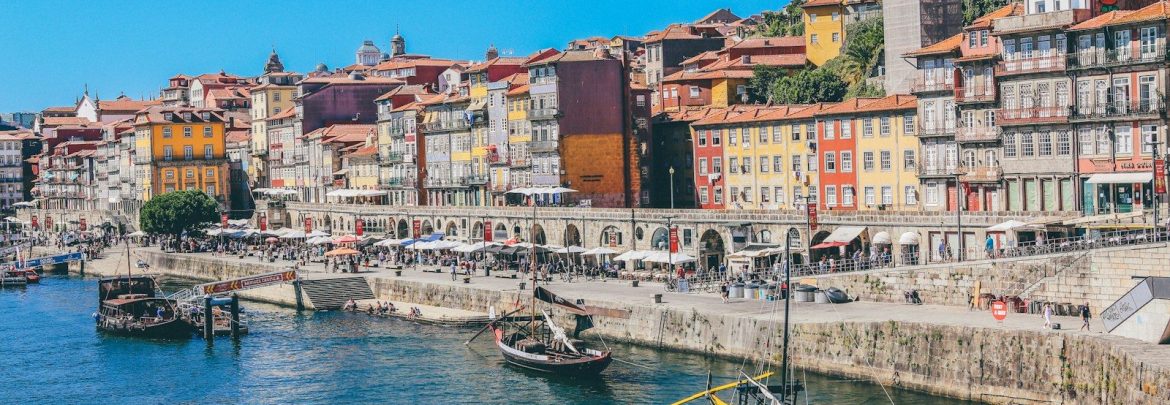 Barcos tradicionais no rio Douro e edifícios da Ribeira, no Porto
