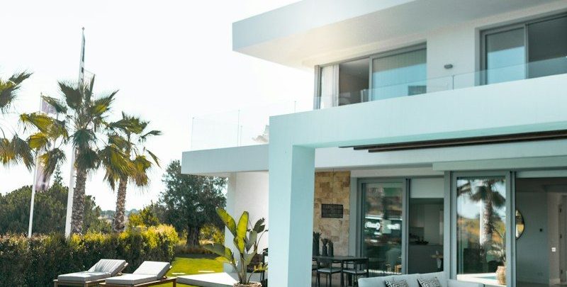 Moradia contemporânea branca com piscina, imagem ilustrativa de habitação de luxo